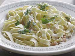 SALMON FETTUCINE